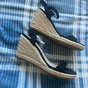 Dream Pairs Black and Tan Wedge Sandals